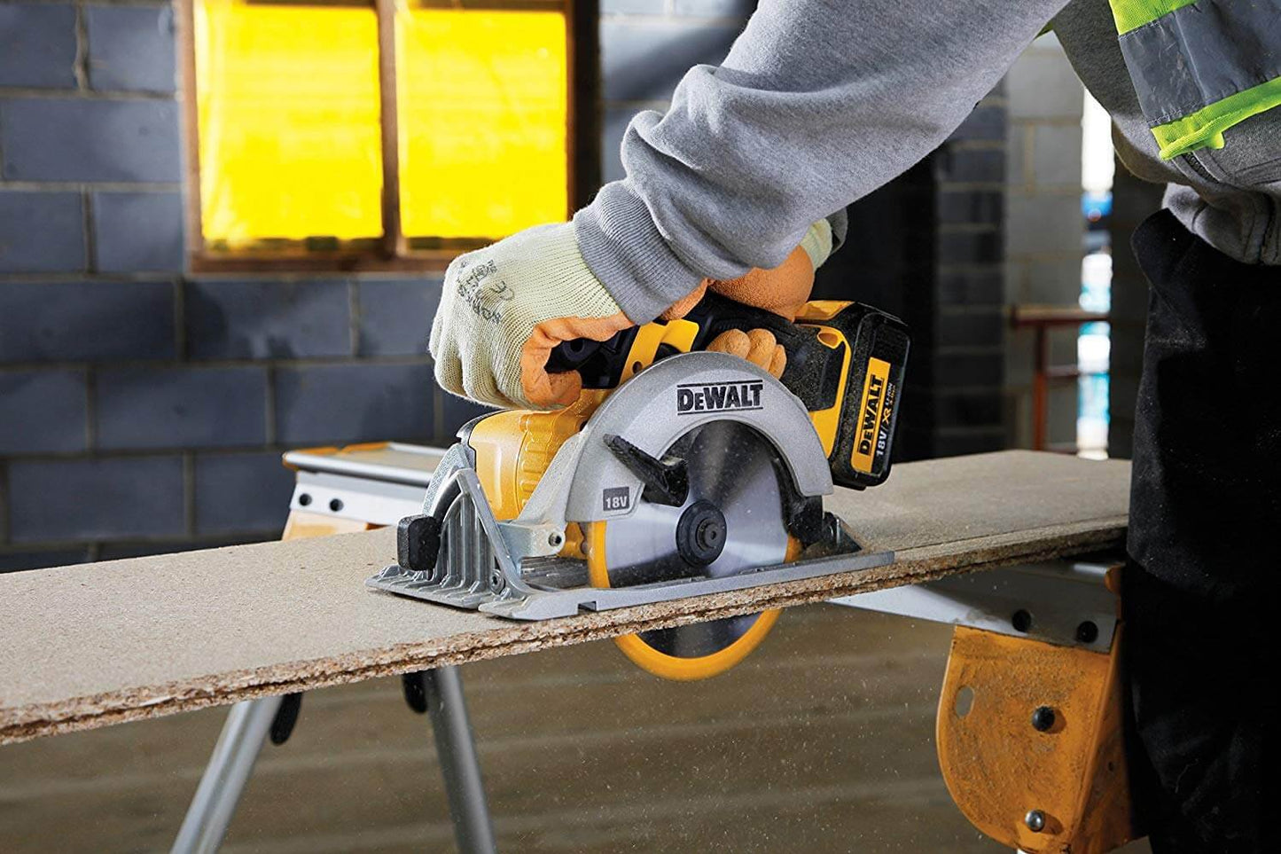 Scie circulaire Dewalt XR 18V avec étui DCS391NT