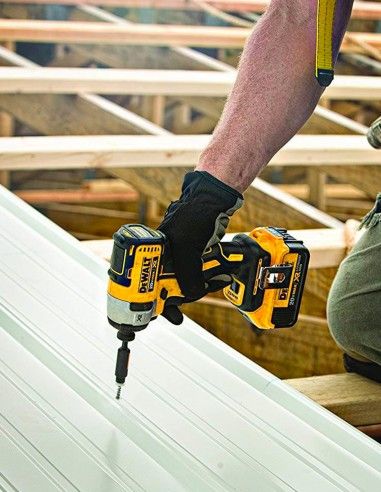 Kit Dewalt 8 outils + 3 battes 5ah + Chargeur DCB1104 + 4xTstak VI Kit DCK867P3 