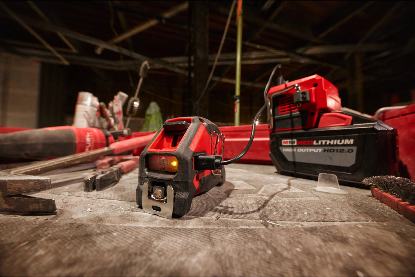 Mètre ruban magnétique à DEL Milwaukee de 7,5 m