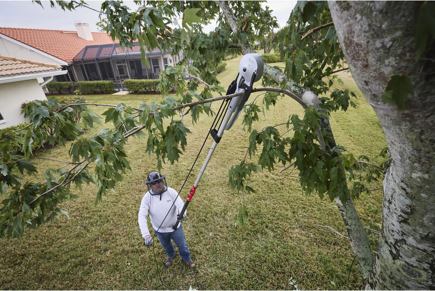 Sécateur sur perche avec scie Milwaukee