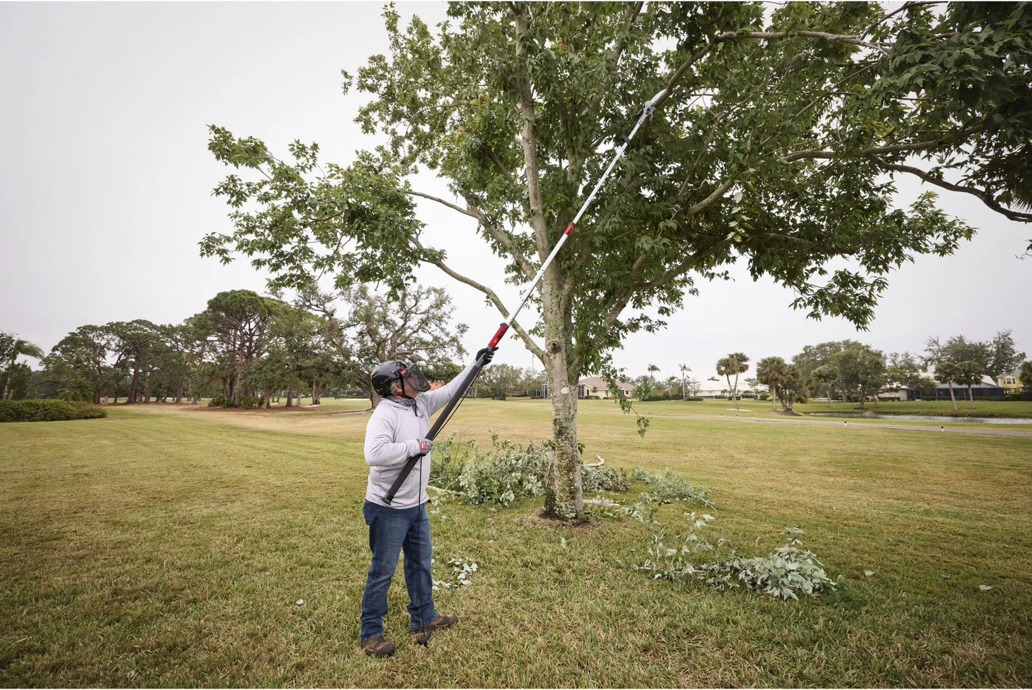 Sécateur sur perche avec scie Milwaukee