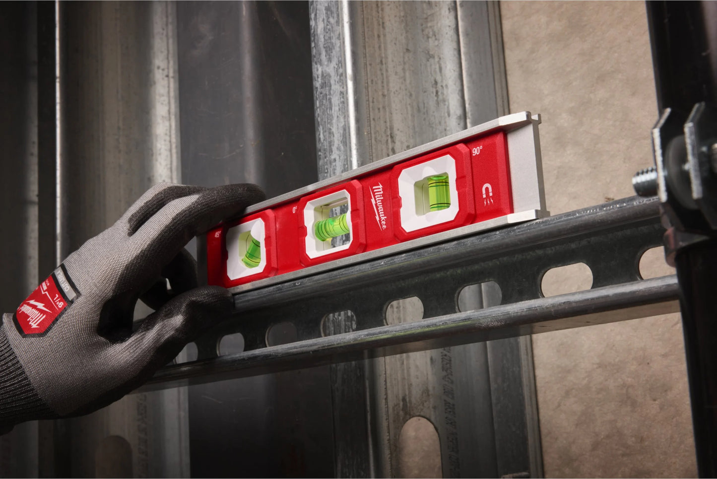 Conjunto especial con herramientas manuales + cargador + bateria + baúl con ruedas Milwaukee