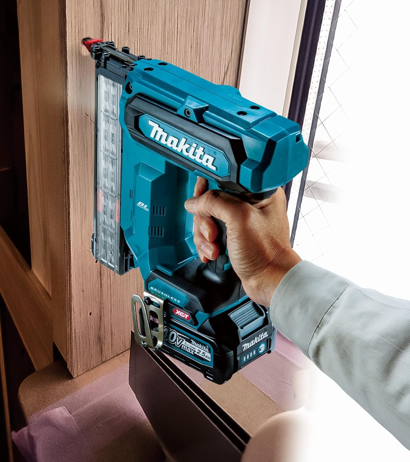 Cloueuse pneumatique 40V XGT Makita FN001GZ
