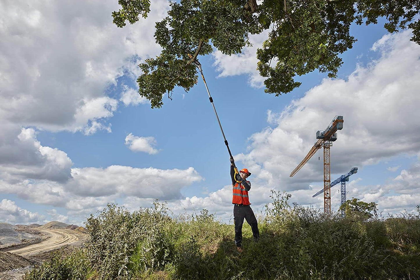 Sécateur en hauteur sur batterie 18V 450cm avec batterie 5Ah Dewalt DCMPS567P1