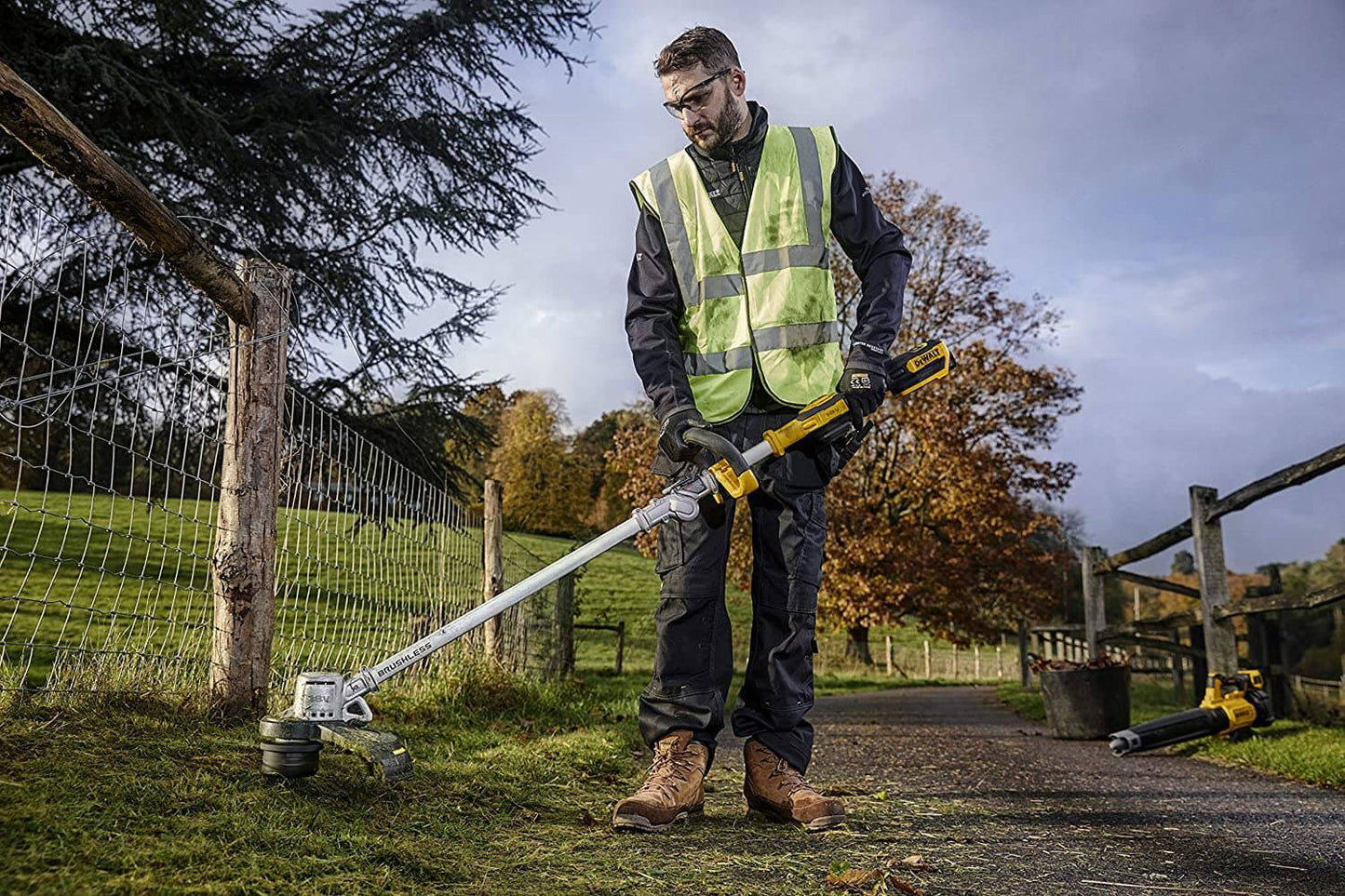 Coupe-bordures Dewalt DCMST561P1 XR 18 V, poignée pliable de 36 cm, batterie et chargeur inclus