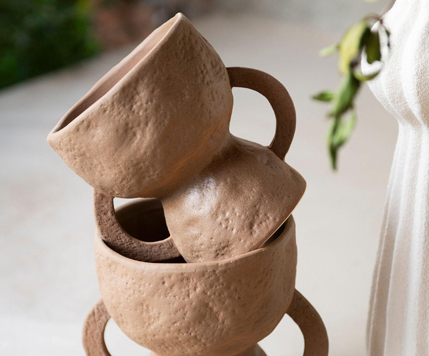 Vase trophée en céramique brune Migori Andrea House