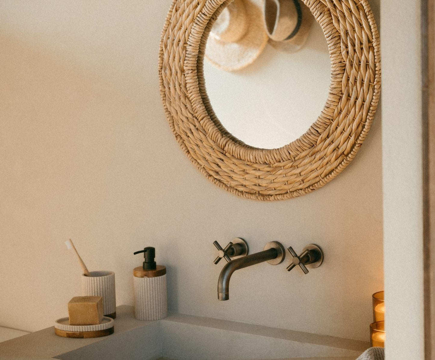 Distributeur de salle de bain beige, polyrésine et bois d'acacia, Ø8×18 cm, Andrea House
