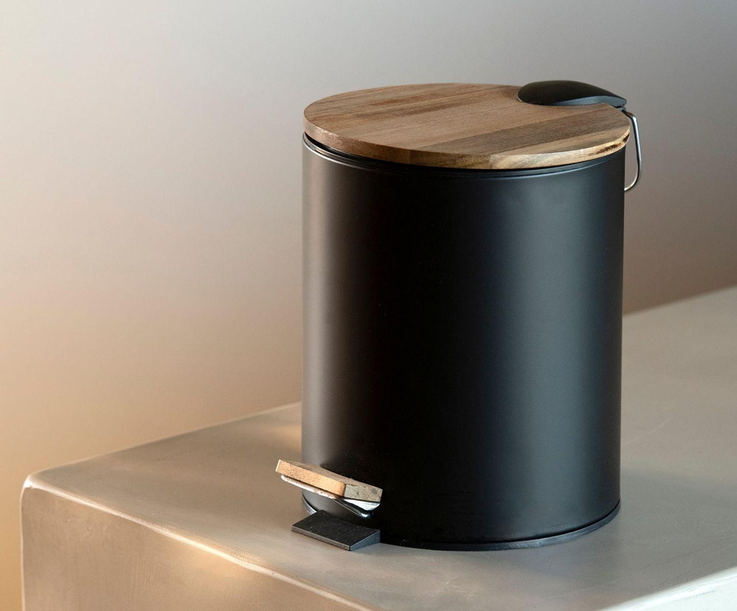 Poubelle de salle de bain Andrea House 5L en métal noir et bois