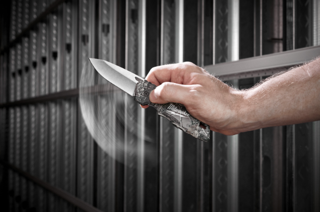 Couteau à lame tranchante camouflage Milwaukee FASBACK