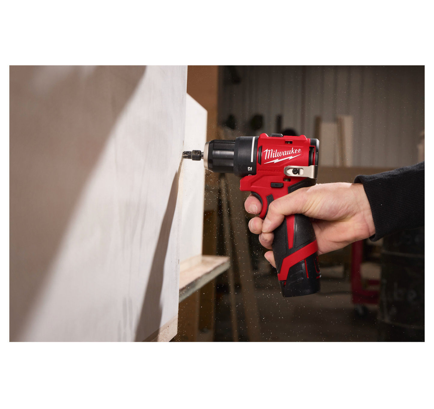 Perceuse à percussion subcompacte Milwaukee M12 + batterie 2 Ah + chargeur + coffret de transport M12 BLPDRC-202C