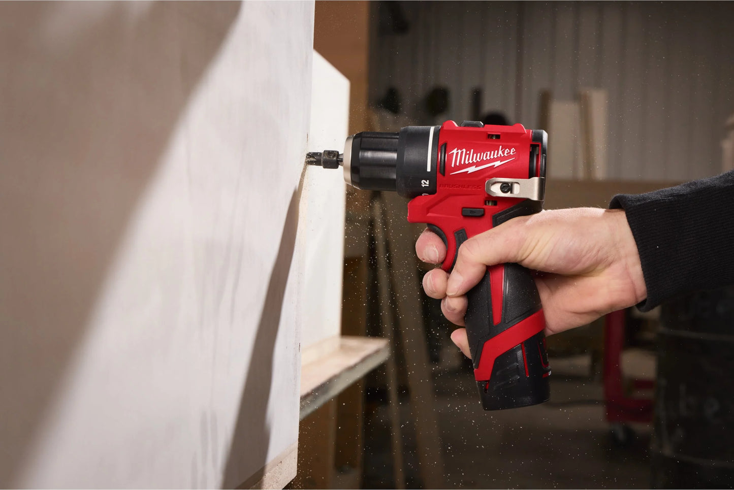 Perceuse-visseuse à percussion + 2 batteries 2.0Ah + Chargeur + Coffret Milwaukee M12 BLDDRC-202C
