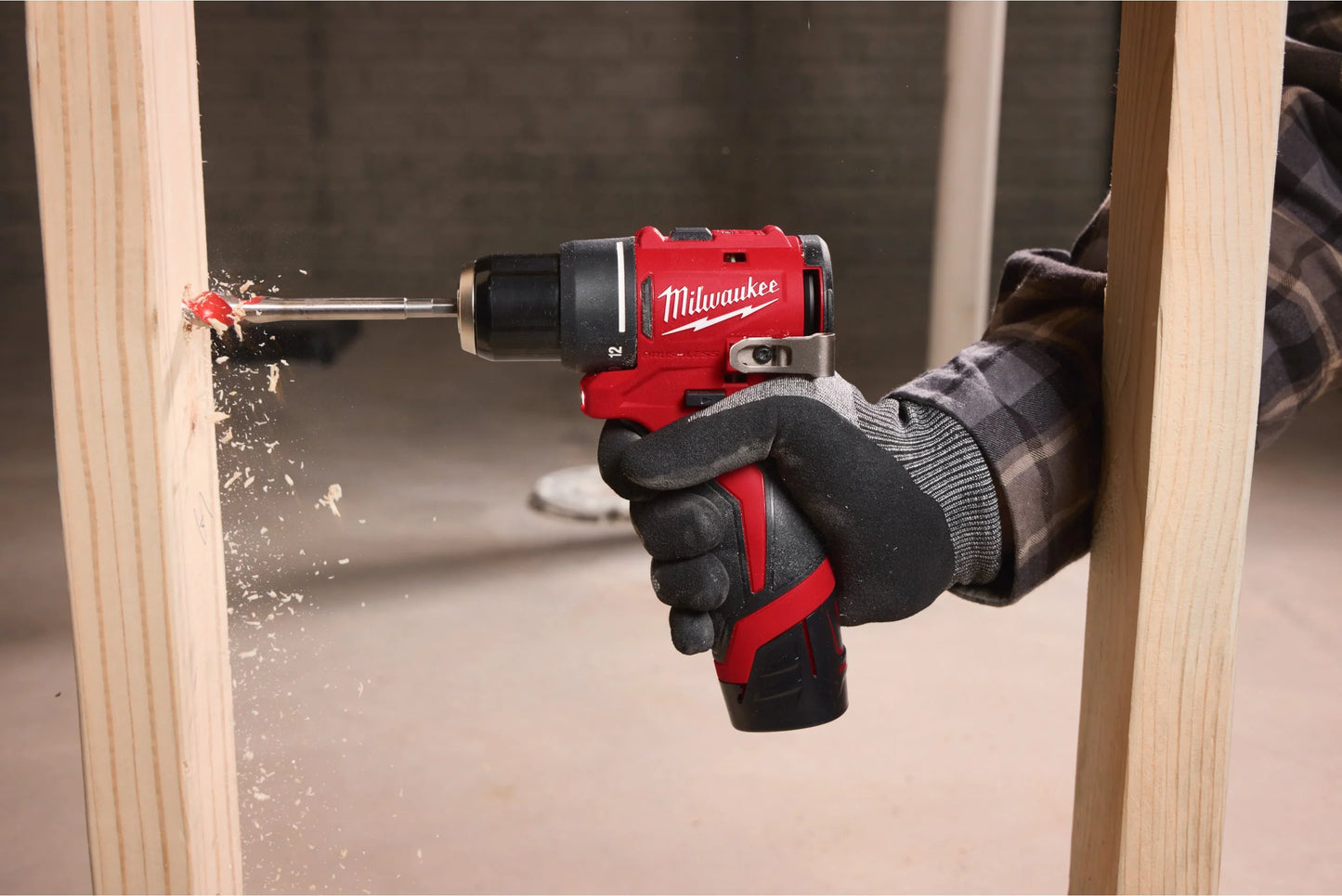 Perceuse-visseuse à percussion + 2 batteries 2.0Ah + Chargeur + Coffret Milwaukee M12 BLDDRC-202C