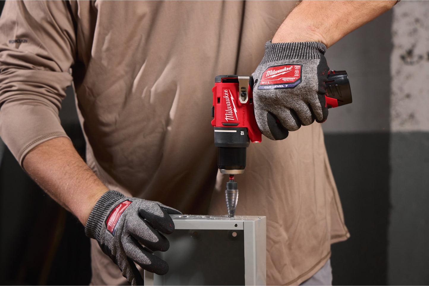 Perceuse-visseuse à percussion + 2 batteries 2.0Ah + Chargeur + Coffret Milwaukee M12 BLDDRC-202C