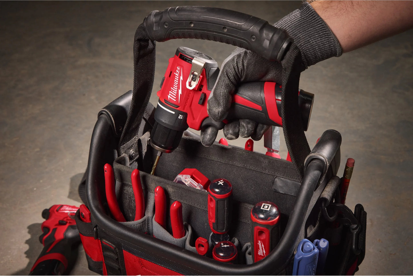 Perceuse-visseuse à percussion + 2 batteries 2.0Ah + Chargeur + Coffret Milwaukee M12 BLDDRC-202C