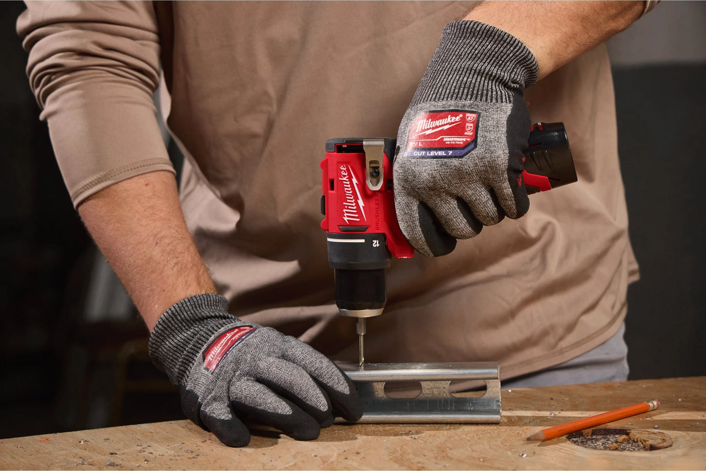 Perceuse-visseuse à percussion + 2 batteries 2.0Ah + Chargeur + Coffret Milwaukee M12 BLDDRC-202C